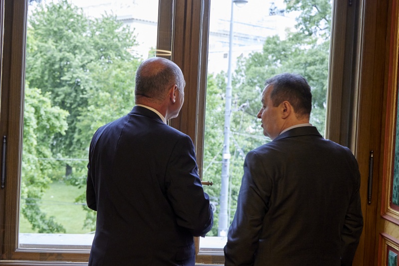 Blick auf das Parlament. Von links: Nationalratspräsident Wolfgang Sobotka (ÖVP), Serbische Parlamentspräsident Ivica Dačić