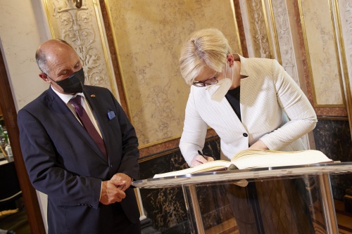 Eintrag in das Gästebuch, von linke: Nationalratspräsident Wolfgang Sobotka (ÖVP), Litauische Premierministerin Ingrida Šimonytė