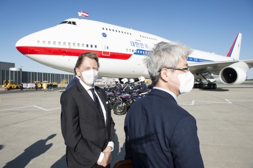 Bundesratspräsident Christian Buchmann (ÖVP) vor Flugzeug des Präsidenten der Republik Korea Moon Jae-in