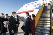 Von links: Bundesratspräsident Christian Buchmann (ÖVP) empfängt den Präsidenten der Republik Korea Moon Jae-in und I.E. Frau Kim Jung-sook