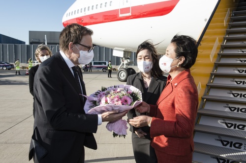 Von links: Bundesratspräsident Christian Buchmann (ÖVP) übergibt Blumen an I.E. Frau Kim Jung-sook