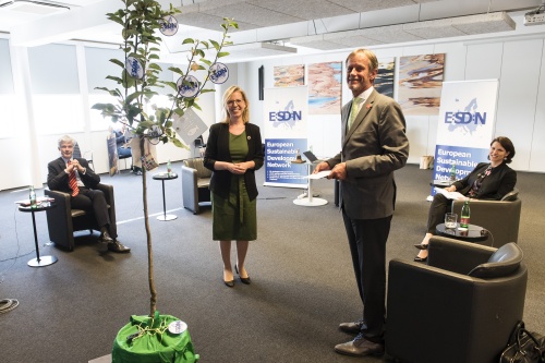 Infrastrukturministerin Leonore Gewessler (GRÜNE) übergibt einen Baum an Wolfram Tertschnig (Umweltministerium)