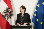 Am Rednerpult: Europaministerin Karoline Edtstadler (ÖVP)