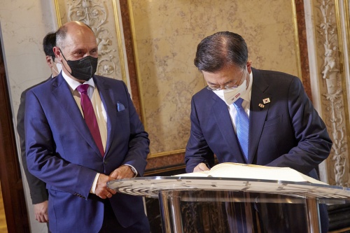 Von links: Nationalratspräsident Wolfgang Sobotka (ÖVP), koreanischer Staatspräsident Moon Jae-in beim Gästebucheintrag