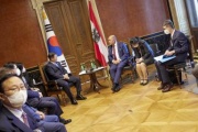 Aussprache. Linke Seite: koreanischer Staatspräsident Moon Jae-in, rechte Seite: Nationalratspräsident Wolfgang Sobotka (ÖVP)