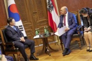 Aussprache. Linke Seite: koreanischer Staatspräsident Moon Jae-in, rechte Seite: Nationalratspräsident Wolfgang Sobotka (ÖVP)