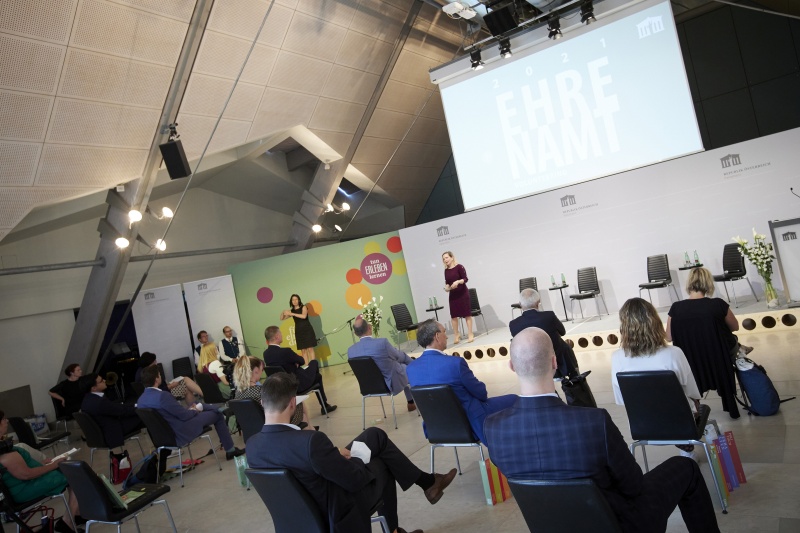 Moderation durch Rebekka Salzer ORF. Blick Richtung VeranstaltungsteilnehmerInnen