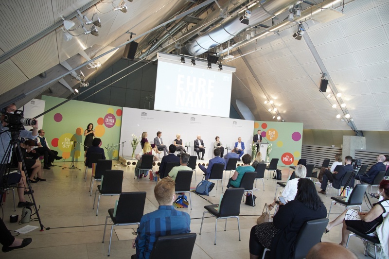 Statement von Nationalratsabgeordneten Andreas Hanger (ÖVP) am Rednerpult. Blick Richtung VeranstaltungsteilnehmerInnen