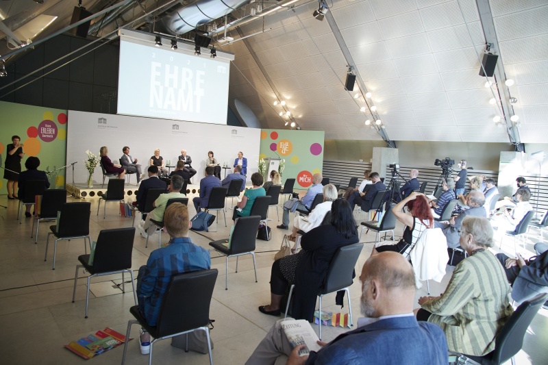 Am Podium von links: Rebekka Salzer ORF, Generalsekretär SPORTUNION Österreich Stefan Grubhofer, Geschäftsführerin des Vereins „dieziwi – Die Zivilgesellschaft wirkt" Sprecherin der IG Freiwilligenzentren Österreich (IGFÖ) Nicole Sonnleitner , Geschäftsführer Interessenvertretung Gemeinnütziger Organisationen, Sprecher Bündnis für Gemeinnützigkeit Franz Neunteufl, Leiterin Akademie der Kultur.Region.Niederösterreich Helga Steinacher, Geschäftsführer Fundraising Verband Austria Günther Lutschinger