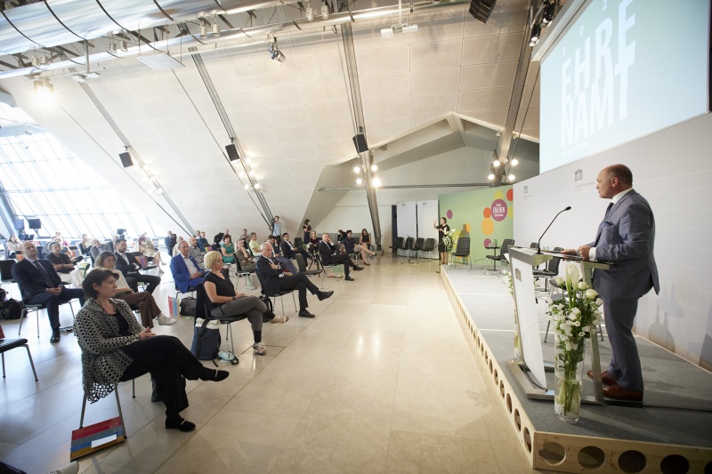 Abschlussworte von Nationalratspräsident Wolfgang Sobotka (ÖVP). Blick Richtung VeranstaltungsteilnehmerInnen