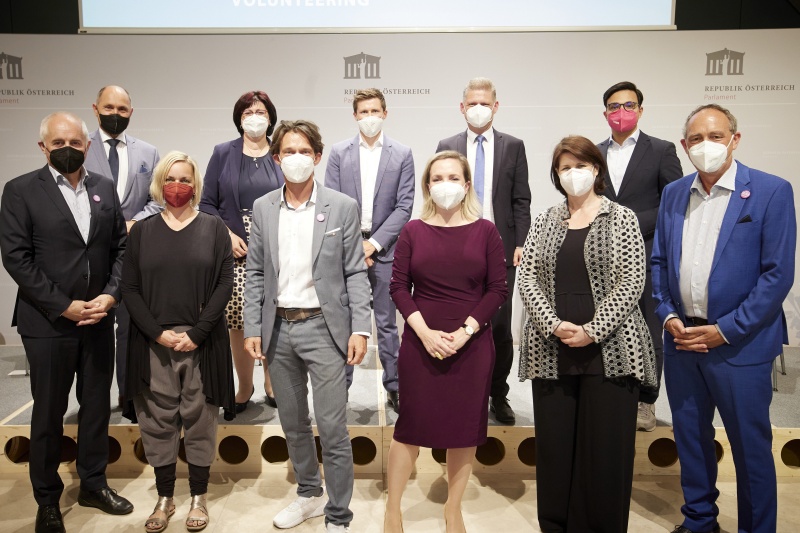 Gruppenfoto, 1. Reihe von links: Geschäftsführer Interessenvertretung Gemeinnütziger Organisationen, Sprecher Bündnis für Gemeinnützigkeit Franz Neunteufl, Geschäftsführerin des Vereins „dieziwi – Die Zivilgesellschaft wirkt" Sprecherin der IG Freiwilligenzentren Österreich (IGFÖ) Nicole Sonnleitner, Generalsekretär SPORTUNION Österreich Stefan Grubhofer, Rebekka Salzer ORF, Leiterin Akademie der Kultur.Region.Niederösterreich Helga Steinacher, Geschäftsführer Fundraising Verband Austria Günther Lutschinger, 2. Reihe von links: Nationalratspräsident Wolfgang Sobotka (ÖVP), Nationalratsabgeordnete Rosa Ecker (FPÖ), Nationalratsabgeordneter David Stögmüller (GRÜNE), Nationalratsabgeordneter Andreas Hanger (ÖVP), Nationalratsabgeordneter Yannick Shetty (NEOS)