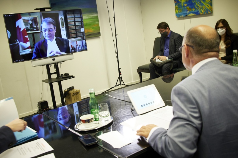 Nationalratspräsident Wolfgang Sobotka (ÖVP), am Monitor: kanadische Parlamentspräsident Anthony Rota