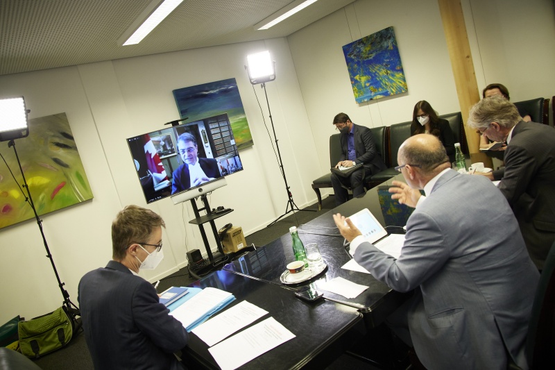 Von links: Außenpolitische Berater, Nationalratspräsident Wolfgang Sobotka (ÖVP), Parlamentsdirektor Harald Dossi, am Monitor: kanadische Parlamentspräsident Anthony Rota