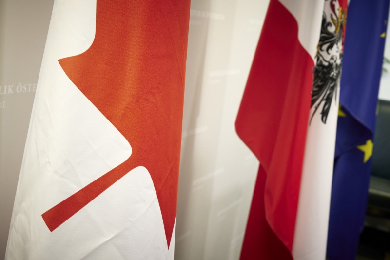 Fahnen von links: Kanada, Österreich, EU-Fahne