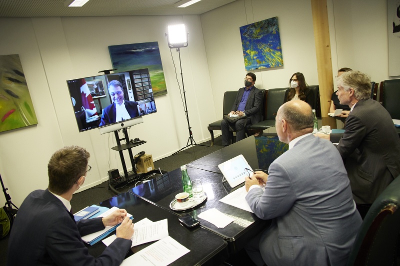 Von links: Nationalratspräsident Wolfgang Sobotka (ÖVP), Parlamentsdirektor Harald Dossi, am Monitor: kanadische Parlamentspräsident Anthony Rota