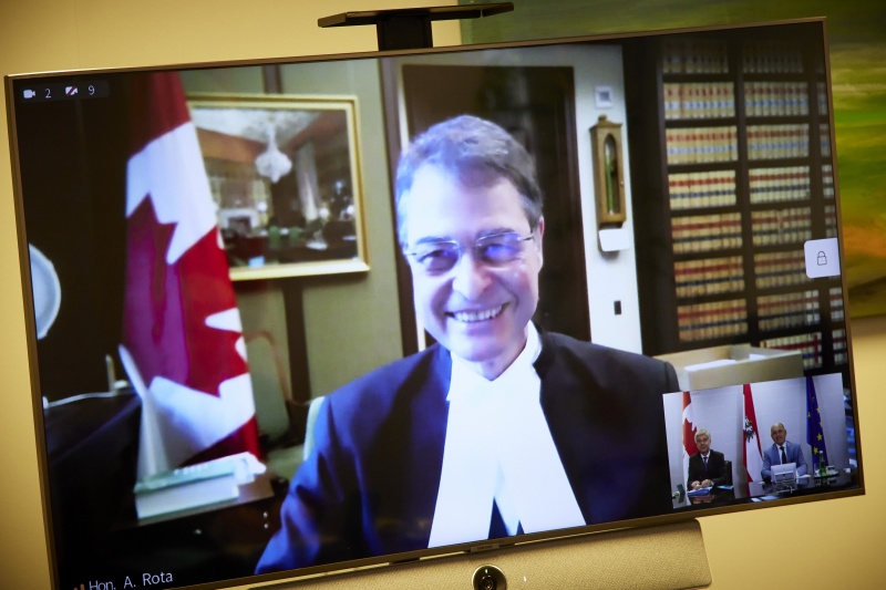 Von rechts: Nationalratspräsident Wolfgang Sobotka (ÖVP), Parlamentsdirektor Harald Dossi, am Monitor: kanadische Parlamentspräsident Anthony Rota