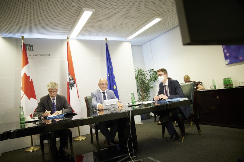 2. von rechts: Nationalratspräsident Wolfgang Sobotka (ÖVP), 3. von rechts: Parlamentsdirektor Harald Dossi