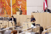 Am Rednerpult Nationalratsabgeordnete Rebecca Kirchbaumer (ÖVP)