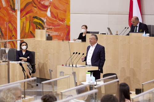 Am Rednerpult Nationalratsabgeordneter Gerald Hauser (FPÖ)