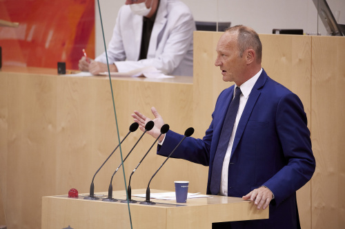 Am Rednerpult Nationalratsabgeordneter Axel Kassegger (FPÖ)