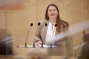 Am Rednerpult Nationalratsabgeordnete Karin Doppelbauer (NEOS)