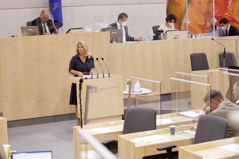 Am Rednerpult Nationalratsabgeordnete Rebecca Kirchbaumer (ÖVP)