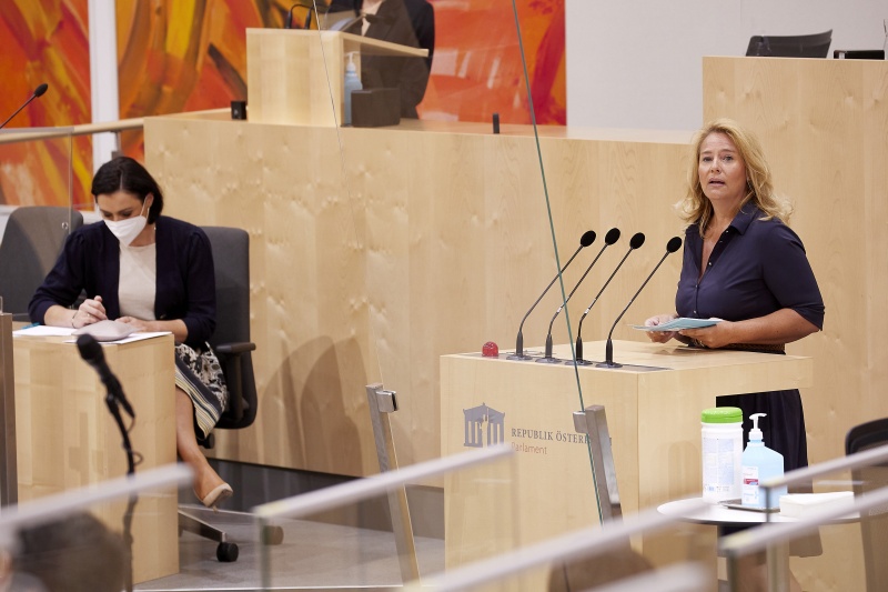 Am Rednerpult Nationalratsabgeordnete Rebecca Kirchbaumer (ÖVP)