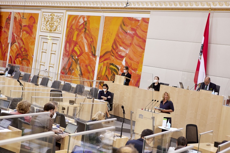 Am Rednerpult Nationalratsabgeordnete Rebecca Kirchbaumer (ÖVP)