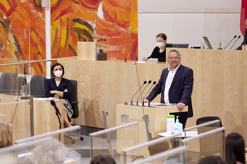 Am Rednerpult Nationalratsabgeordneter Gerald Hauser (FPÖ)