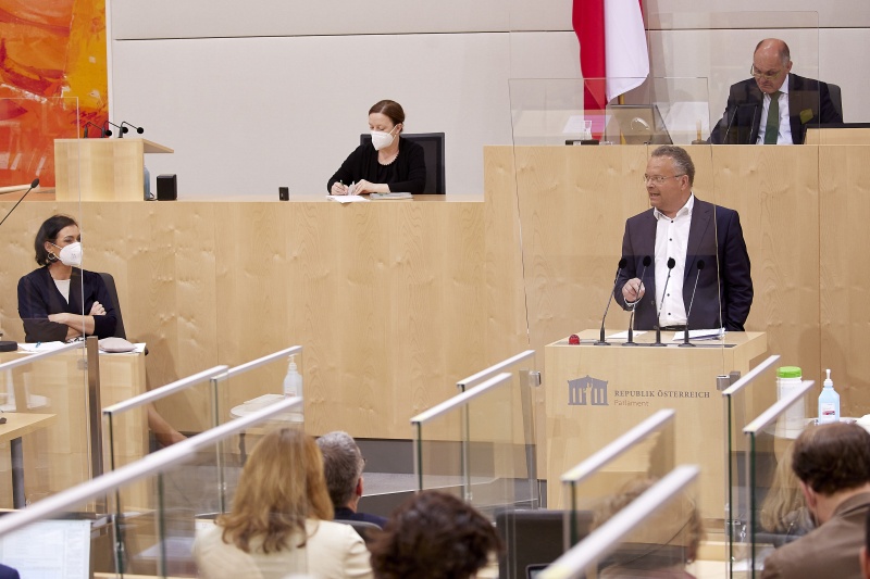 Am Rednerpult Nationalratsabgeordneter Gerald Hauser (FPÖ)