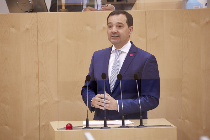 Am Rednerpult Nationalratsabgeordneter Gerald Loacker (NEOS)