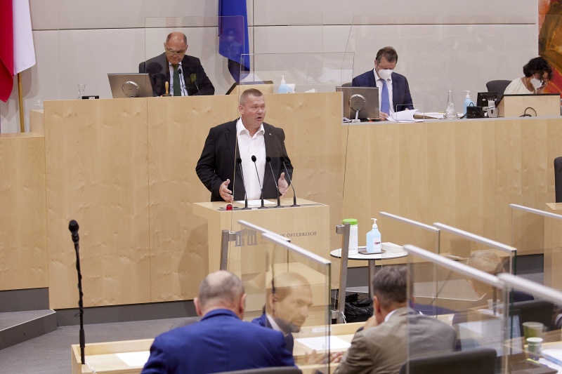 Am Rednerpult Nationalratsabgeordneter Michael Seemayer (SPÖ)