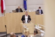 Am Rednerpult Nationalratsabgeordneter Michael Seemayer (SPÖ)