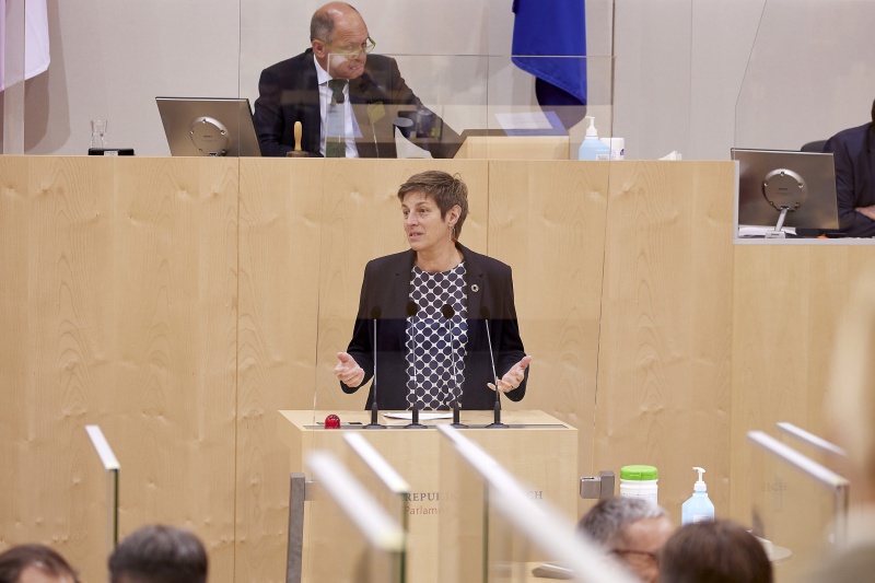 Am Rednerpult Nationalratsabgeordnete Astrid Rössler (GRÜNE)