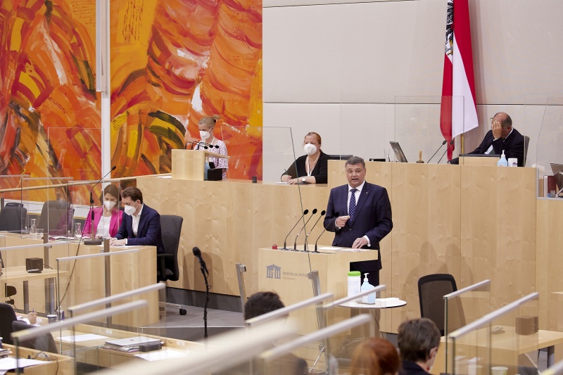 Am Rednerpult Nationalratsabgeordneter Jörg Leichtfried (SPÖ)