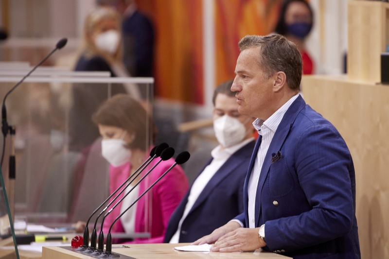 Am Rednerpult Abgeordneter zum EU-Parlament Georg Mayer (FPÖ)