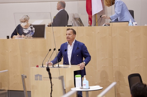 Am Rednerpult Abgeordneter zum EU-Parlament Georg Mayer (FPÖ)