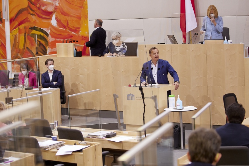 Am Rednerpult Abgeordneter zum EU-Parlament Georg Mayer (FPÖ)