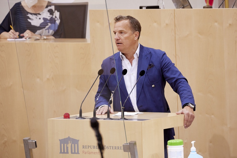 Am Rednerpult Abgeordneter zum EU-Parlament Georg Mayer (FPÖ)