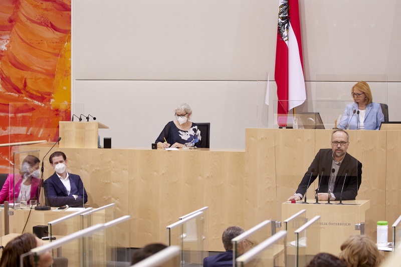 Am Rednerpult Nationalratsabgeordneter Michel Reimon (GRÜNE)