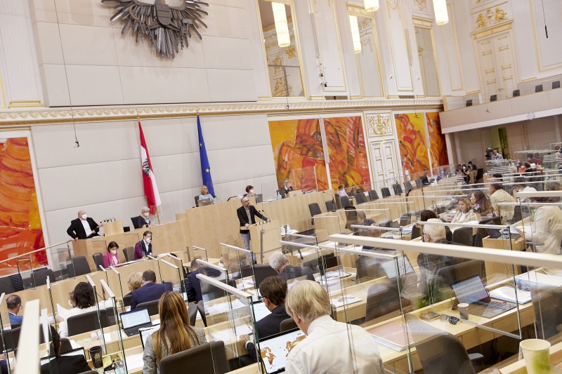 Am Rednerpult Nationalratsabgeordneter Michel Reimon (GRÜNE)