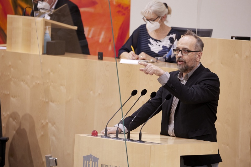 Am Rednerpult Nationalratsabgeordneter Michel Reimon (GRÜNE)