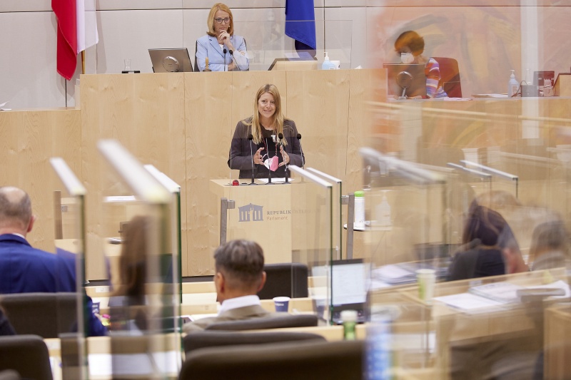Am Rednerpult Nationalratsabgeordnete Katharina Kucharowitz (SPÖ)