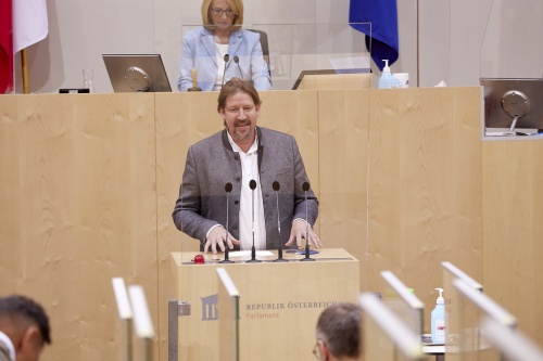 Am Rednerpult Abgeordneter zum EU-Parlament Thomas Waitz (GRÜNE)