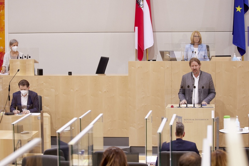 Am Rednerpult Abgeordneter zum EU-Parlament Thomas Waitz (GRÜNE)