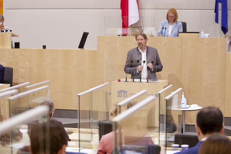 Am Rednerpult Abgeordneter zum EU-Parlament Thomas Waitz (GRÜNE)