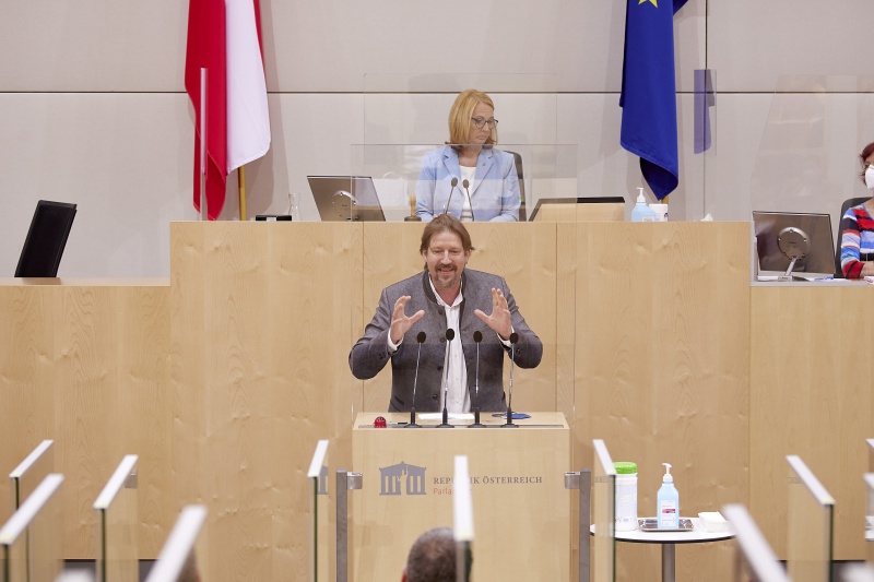 Am Rednerpult Abgeordneter zum EU-Parlament Thomas Waitz (GRÜNE)