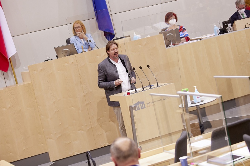 Am Rednerpult Abgeordneter zum EU-Parlament Thomas Waitz (GRÜNE)