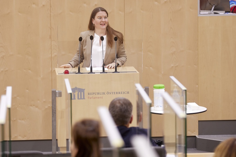 Am Rednerpult Nationalratsabgeordnete Karin Doppelbauer (NEOS)