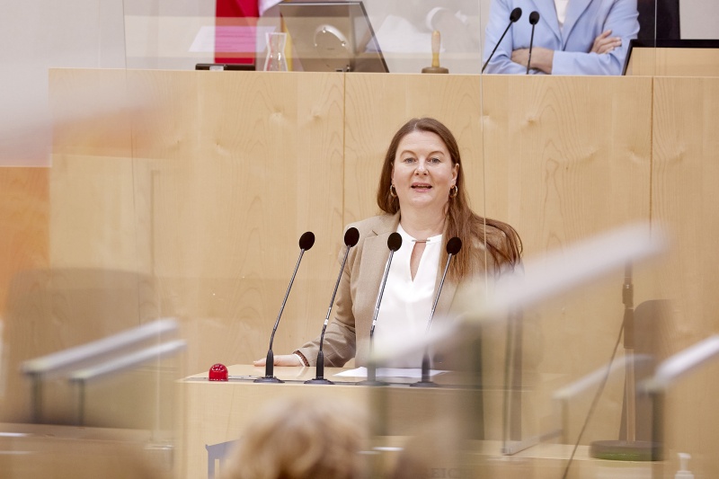 Am Rednerpult Nationalratsabgeordnete Karin Doppelbauer (NEOS)